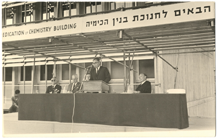 פרופ' אהרון קציר (מימין) בטקס חנוכת הבניין לכימיה בטכניון בשנות ה-60, במסגרת כנס בינלאומי לכימיה אורגנית. נואם: פרופ' שראל